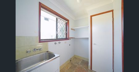 Spacious 5-Bedroom Family Home Backing Onto Parkland - Photo 3