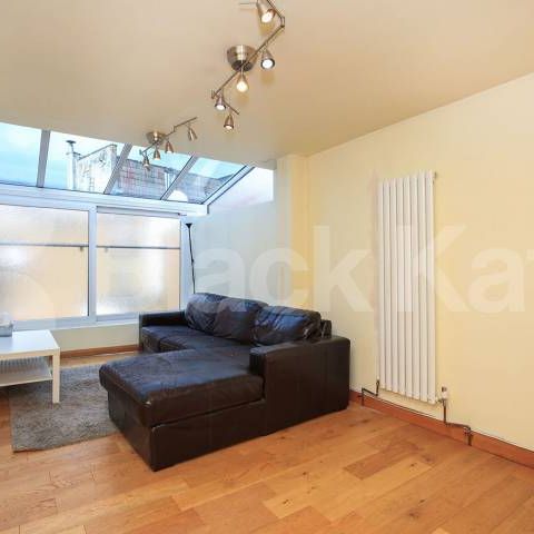 Modern and spacious 2 bedroom property located a stone throw from a station - Photo 1