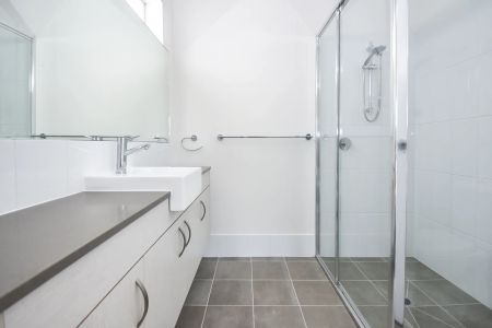 Spacious and Bright Family Home - Photo 4