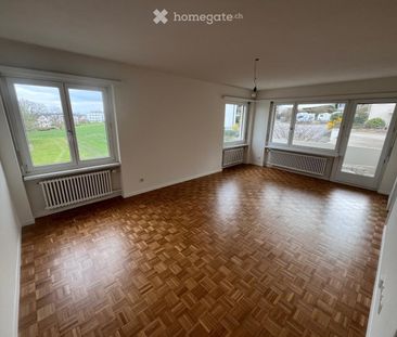 Moderne 4,5-Zimmer-Wohnung, frisch renoviert und ideal gelegen - Photo 2