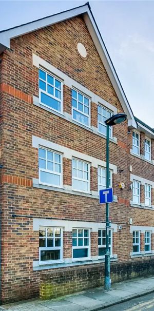 3 bedroom flat in Mortlake - Photo 1