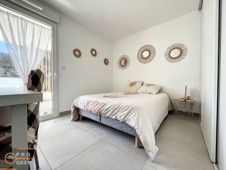 Location - Beau T2 en rez-de-chaussée avec grande terrasse et parking à Castries - Photo 2