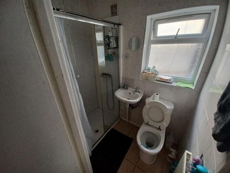 1 bedroom retirement property to rent - Photo 3