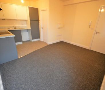 1 bedroom Flat To Let - Photo 2