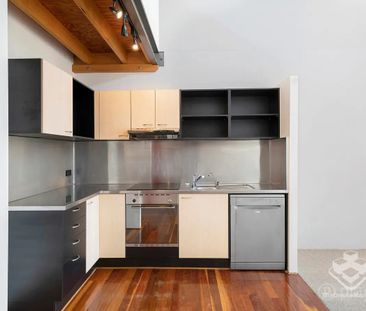 Urban Loft Living in the Heart of Teneriffe - Photo 5