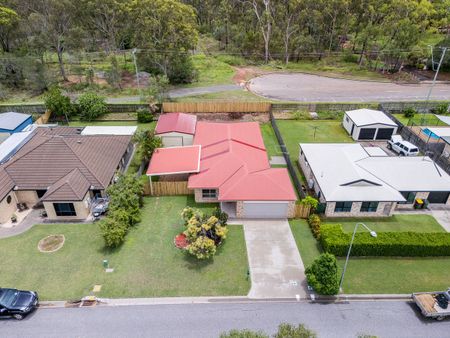 EXCELLENT FAMILY HOME WITH SHED - Photo 4