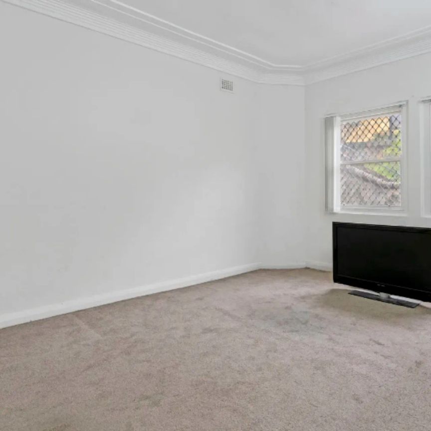 SPACIOUS TWO BEDROOM APARTMENT! - Photo 1