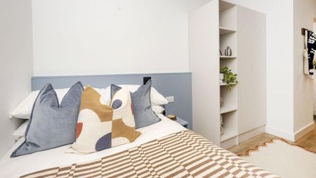 1 bedroom in a flat share to rent - Photo 5