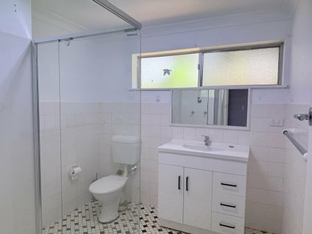 3 Bedroom Downstairs Flat - Photo 5