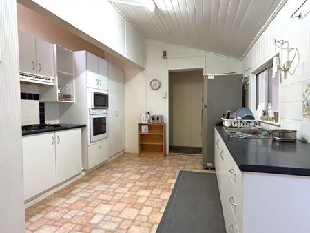 Extra-Large, Furnished Room Opposite Major Shops - Minutes to CBD - Photo 2