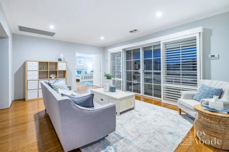 “SPACIOUS HAMPTONS LIVING” - Photo 2