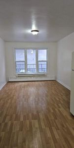 1 CH - 1 SDB - Montréal - $1,145 /mo - Photo 3