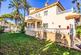 Chalet Vacacional con la piscina privada en La Zenia