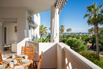 Apartment with sea views in a beachfront community Playa Rocio in Puerto Banús