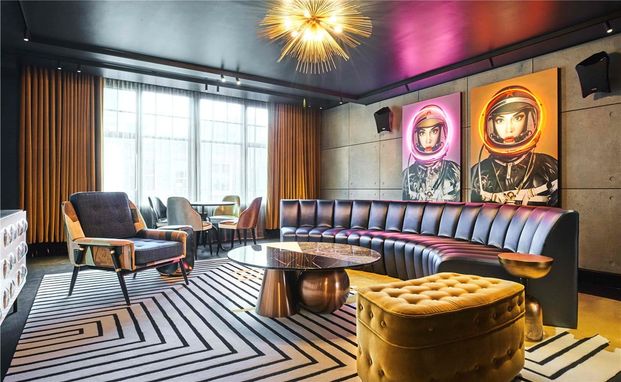 A unique short let experience An all encompassing bolthole from the ordinary, embracing bold and psychedelic colours offering unrivalled opulence - Photo 1