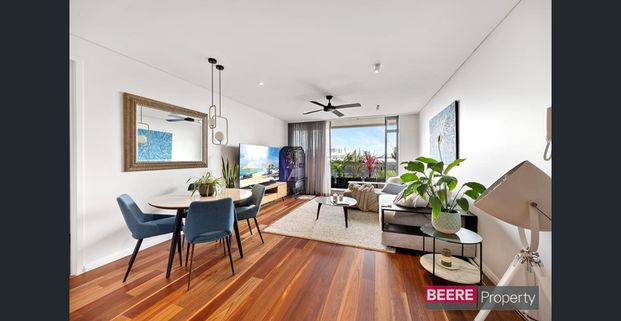 Elegant Unit with Floorboards & New Kitchen - Photo 1