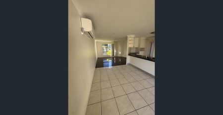 Beautiful 4 Bedroom Home in the Kalkie! - Photo 2