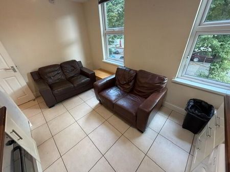 Great 5 Bedroom Apartment, 2B Rugby Avenue, Queens Quarter, Belfast, BT7 1RG - Photo 4