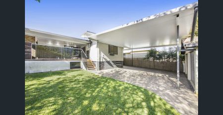 LARGE FAMILY HOME WITH TWO LIVING AREAS & ENTERTAINING BACK DECK! - Photo 5