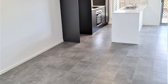 NEAR NEW 3 BEDROOM TOWNHOUSE, AVAILABLE NOW INSPECTIONS BY APPOINTMENT - Photo 3