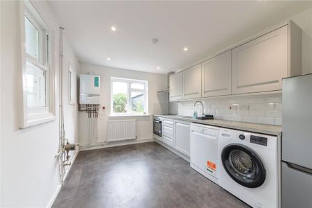 3 bedroom semi-detached house to rent - Photo 2