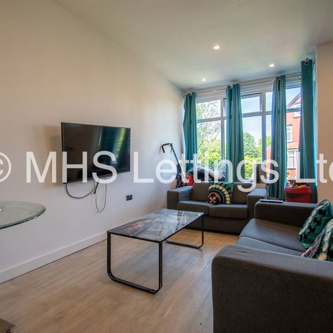 4 Bedroom Mid Terraced House for rent in Beechwood Crescent - Photo 1