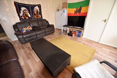 8 bedroom House in Hyde Park, Leeds - Photo 4