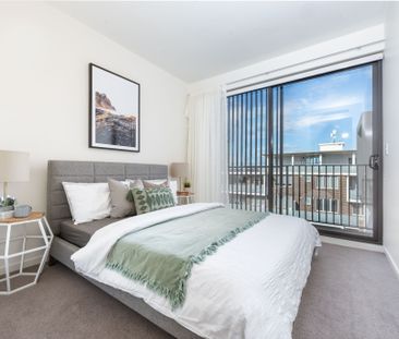 Light-Filled Living in a Convenient Punchbowl Location - Photo 5