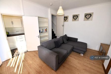 2 bedroom end of terrace house to rent - Photo 2