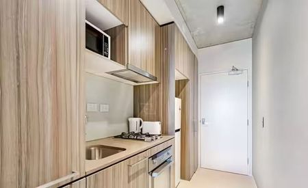 Fully Furnished Studio Apartment with Park Views in Melbourne CBD - Photo 4