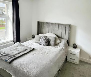 3 bedroom end of terrace house to rent - Photo 2