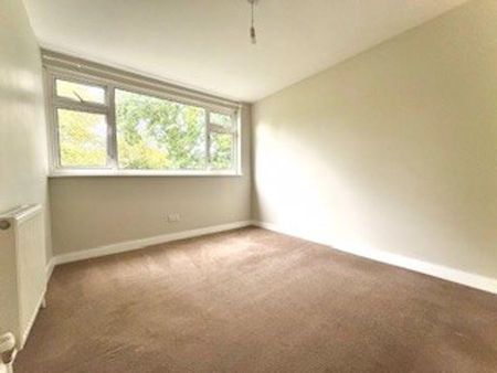 4 bedroom end of terrace house to rent - Photo 3