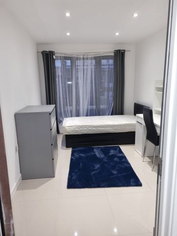 2 Bed Flat, St Anne's Row, E14 - Photo 3