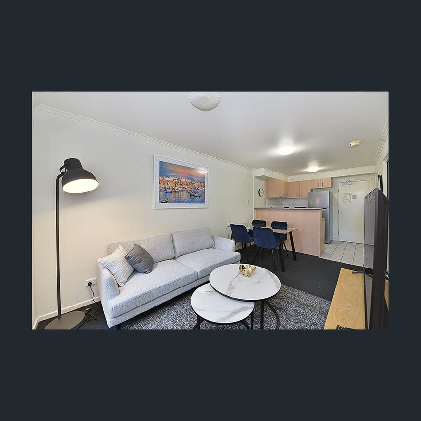 Stylish 2-Bedroom Furnished Apartment in CBD Free Tram Zone – Steps from Queen Victoria Market - Photo 1