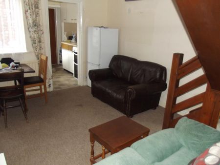 2 bedroom terraced house to rent - Photo 2