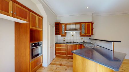 SPACIOUS TOWNHOUSE IN QUIET LOCATION - Photo 2