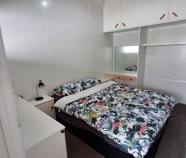 Charming 1BR Unit in Waiake w/ Garden - Photo 6