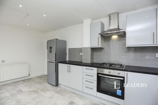 4 bedroom semi-detached house to rent - Photo 1