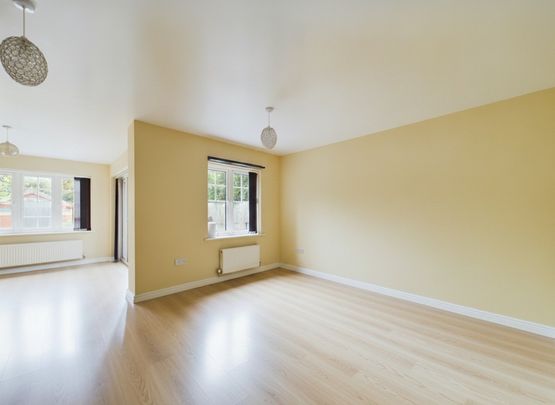 4 bedroom House in Larchfield Road, Maidenhead - Photo 1
