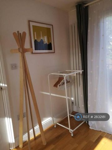 1 bedroom in a house share to rent - Photo 2