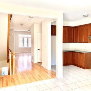 For Lease - 56 Gordon Circle, Newmarket, Ontario - Photo 2