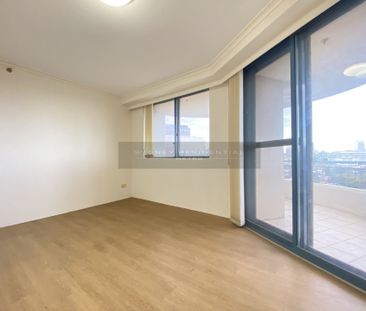 Large One Bedroom plus Huge Study with city views - Photo 2