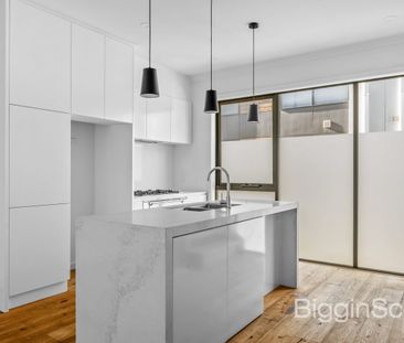 Charming 3-Bedroom Home with Garage in Port Melbourne - Photo 3