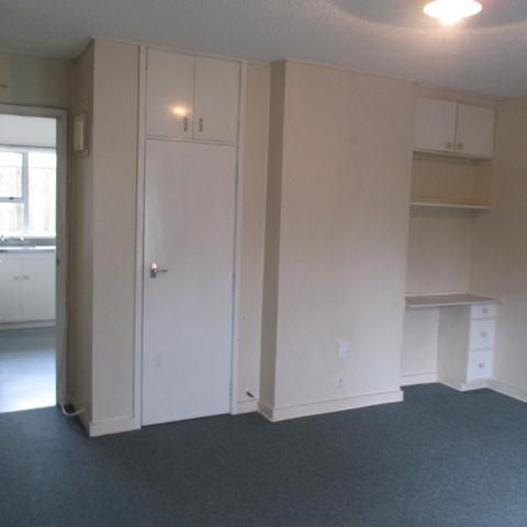 Spacious bedsit - Photo 1