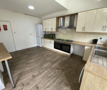6 bedroom detached house to rent - Photo 5