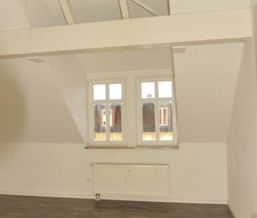 Geniale Dachgeschoss-Wohnung, zentrumsnah, mit Einbauküche und Balkon! - Photo 1