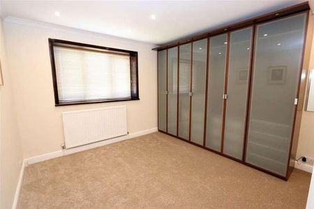 Brocket Way, Chigwell, IG7 - Photo 2