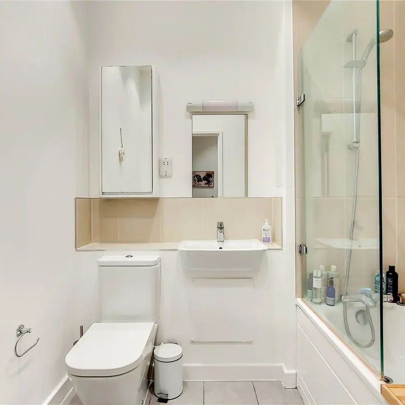 1 bedroom flat in London - Photo 2