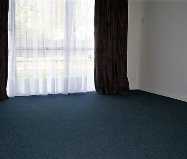 Two bedroom apartment in a handy location - Photo 2