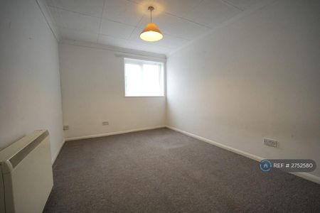 3 bedroom flat to rent - Photo 3